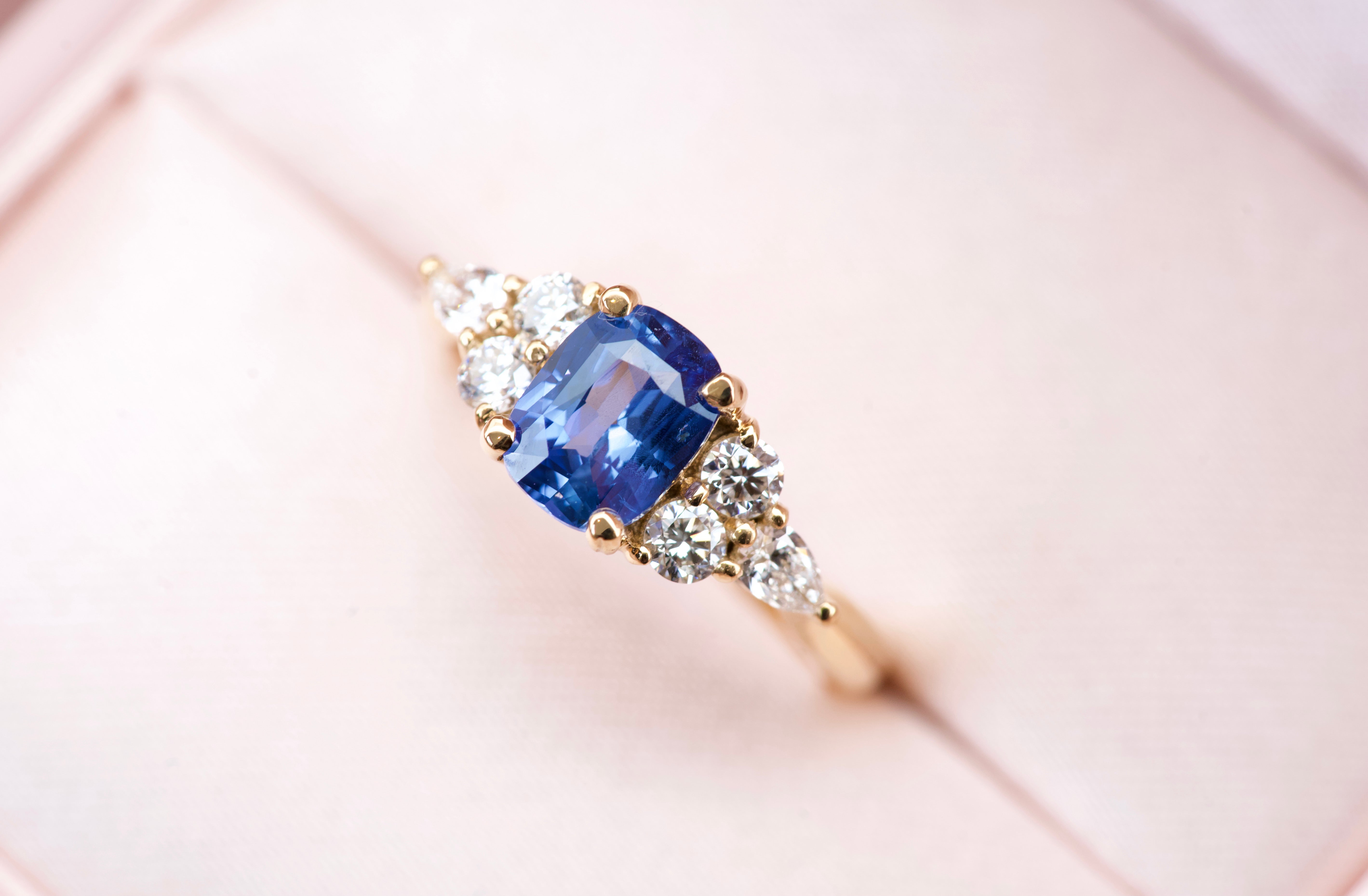 Blue sapphire cluster ring with diamonds in yellow gold