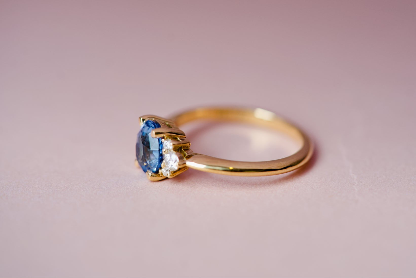 Side profile of a 1.63ct sapphire ring illustrating the 1.8mm half-round gold band