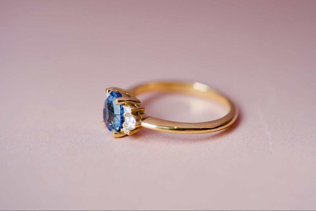 Side profile of a 1.63ct sapphire ring illustrating the 1.8mm half-round gold band