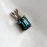 Teal-Blue-Sapphire-necklace-white-gold