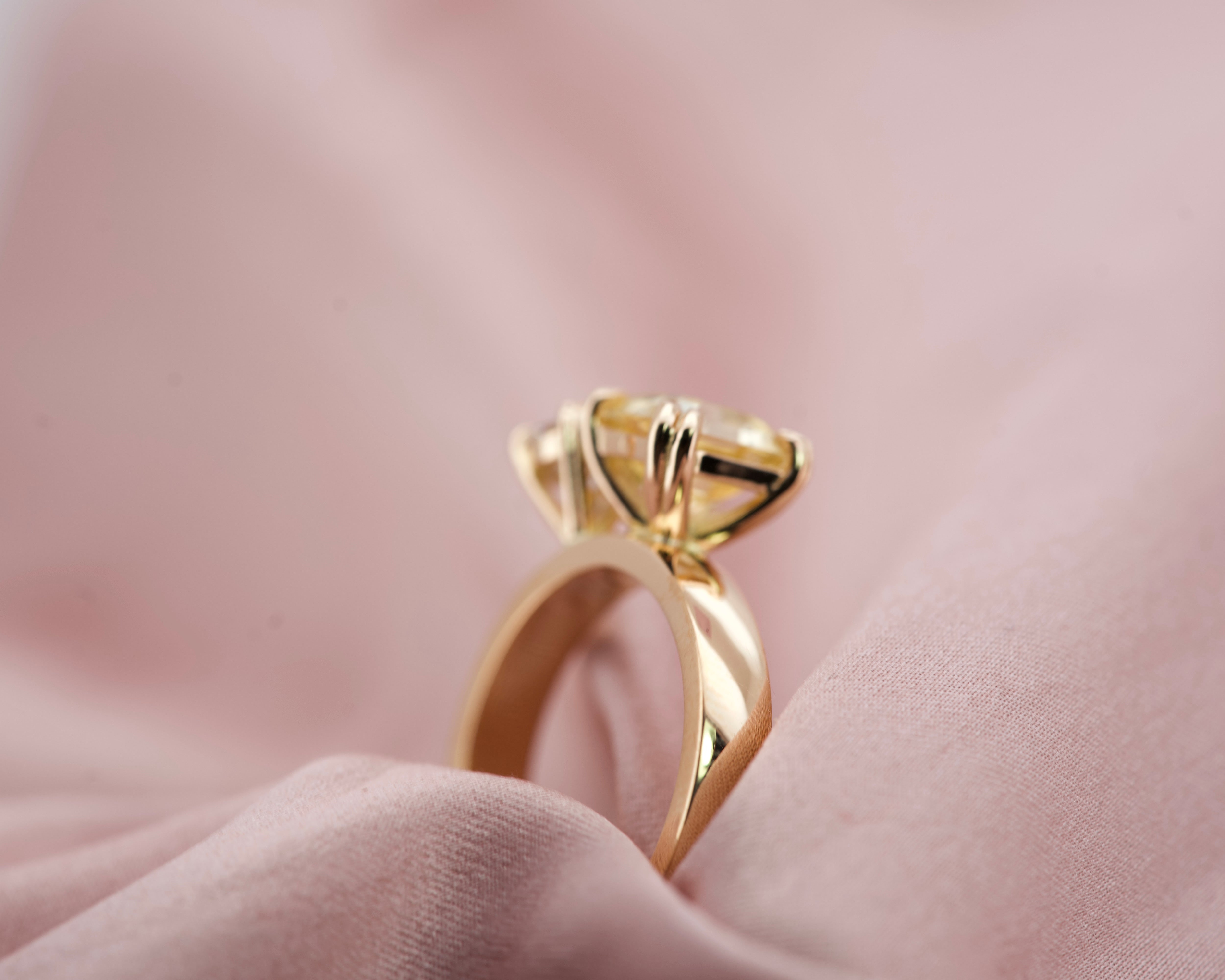 Toi et moi sapphire ring showing prong detail