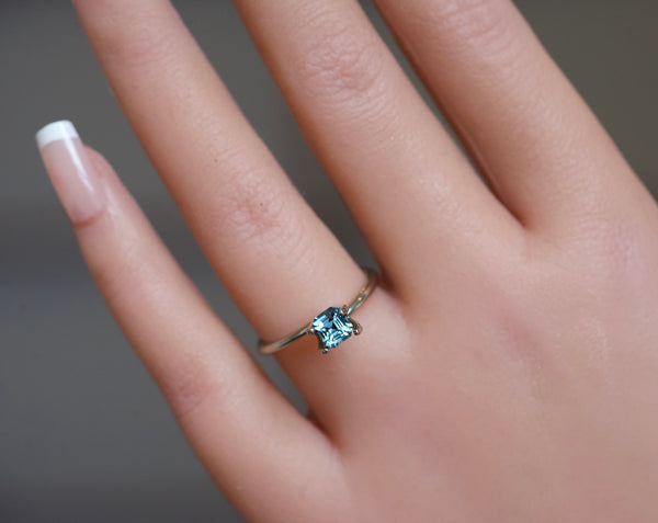 unheated 1.02 ct green sapphire gemstone