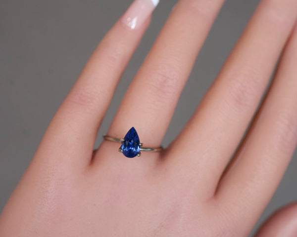 pear cut 1.60 carat blue sapphire gemstone 