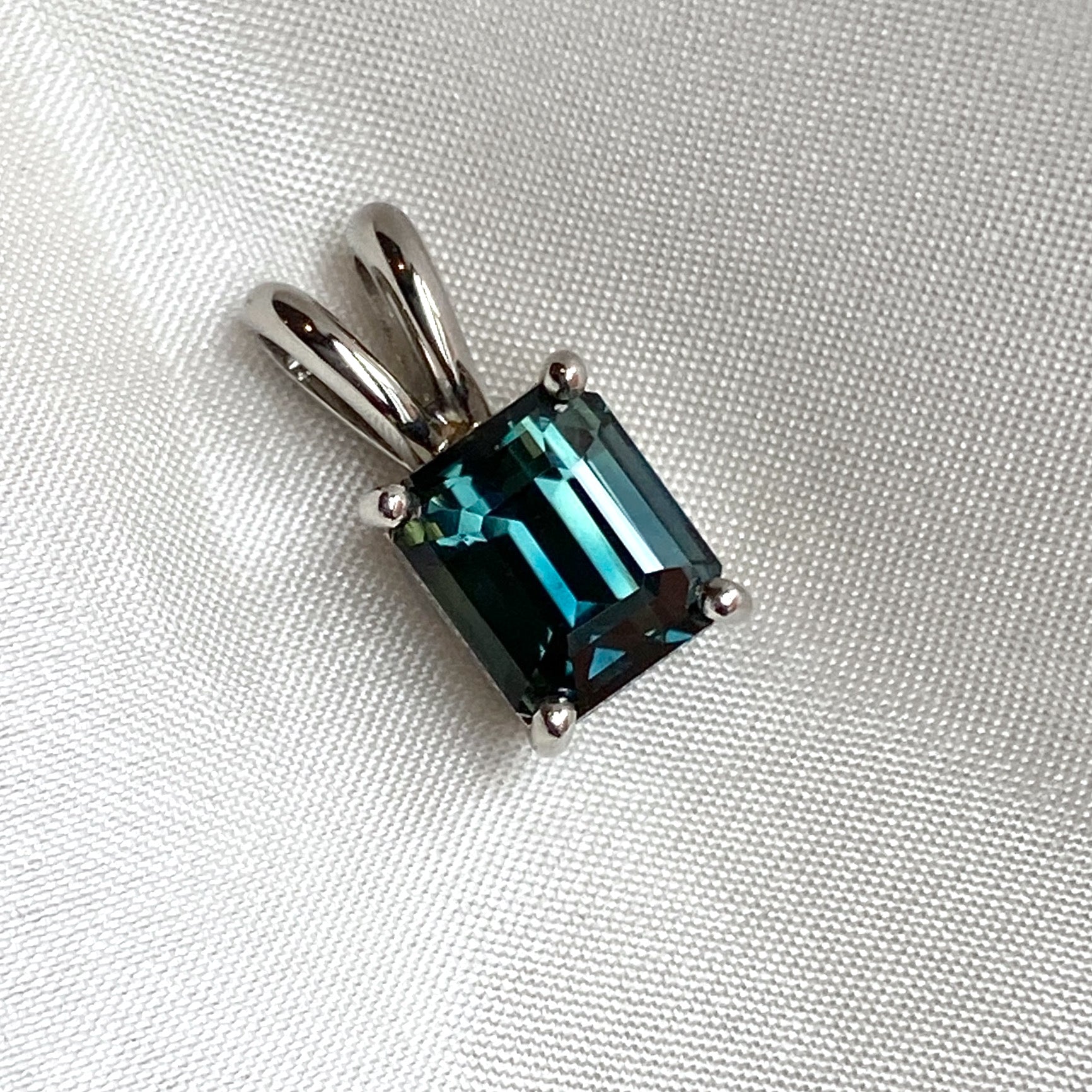Teal-Blue-Sapphire-necklace-white-gold