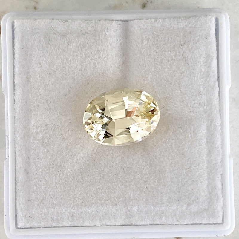 2.88 ct Oval Champagne Yellow Sapphire Certified Unheated